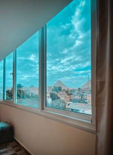 فندق ف الهرم يطل عالاهرامات وقريب من المتحف المصرى