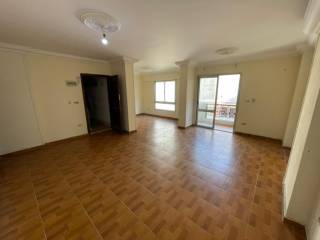 شقة للايجار 200 متر سابا باشا خطوات من البحر