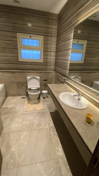 توين هاوس للإيجار مفروش في كمبوند لي روا بحديقة