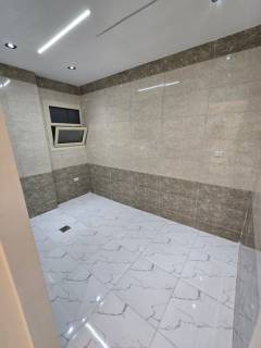 شقة للبيع في الحي الأول امام نادي وادي دجله