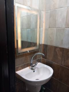 بشارع عبد المنعم رياض الرئيسي شقه سكنيه 140 م