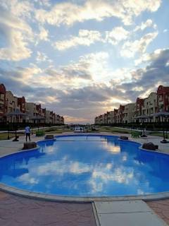 شاليه للبيع علي البحر بمقدم 220 الف في راس سدر