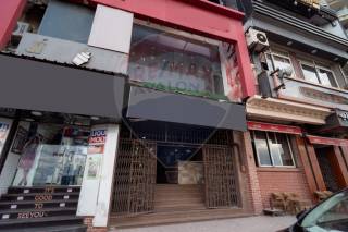 محل للبيع في كامب شيزار داخل مجمع عبد المنعم جابر