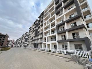 للبيع بالتقسيط شقة كاملة التشطيب بسعر لقطة بالتجمع