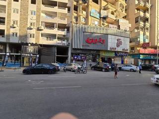 محتاج شقة ثلاث غرف متشطبين دور مش عالى