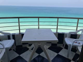 شقة للايجار السنوى مفروشة على البحر ابوتلات