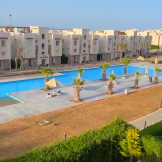 شاليه مميز للبيع في قرية أمواج سيدي عبد الرحمن