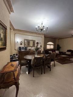 شقة أرضي واسعة مدخل خاص الحي الثامن الشيخ زايد