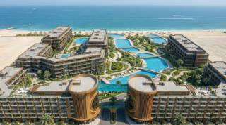 لقطةتملك الان شقتك ترى اول حمام سباحةمعلق في غردقة