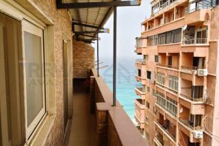شقة ثاني نمرة من البحر للبيع في كامب شيزار