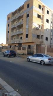 شقه في مدينه الشروق في المنطقه الاولي خلفيه بحديقه