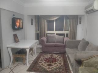 شقة روعة للبيع بموقع متميز فى شيراتون المطار