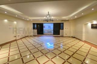 شقة للبيع 207 متر زيزنيا خطوات من البحر