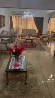 شقه 180م للبيع في المهندسين خلف مسجد مصطفى محمود