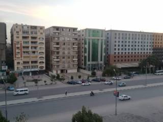 شقة ايجار بشيراتون دور أرضى مرتفع التكيفات والمطبخ